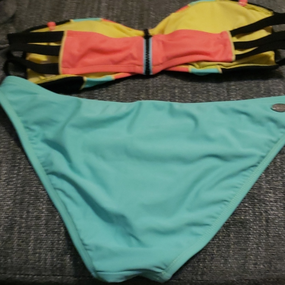 Bikini - Picture 2 of 4